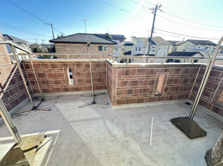 【バルコニー】 | 八街市文違　中古戸建 | 平成16年7月築リビング約18.7帖カウンター 駐車2台可能（車種制限あり）東南角地 ユニットバス