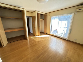 【洋室】 | 八街市文違　中古戸建 | 平成16年7月築リビング約18.7帖カウンター 駐車2台可能（車種制限あり）東南角地 ユニットバス