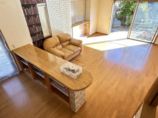 【居間・リビング】 | 八街市文違　中古戸建 | 平成16年7月築リビング約18.7帖カウンター 駐車2台可能（車種制限あり）東南角地 ユニットバス