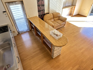 【居間・リビング】 | 八街市文違　中古戸建 | 平成16年7月築リビング約18.7帖カウンター 駐車2台可能（車種制限あり）東南角地 ユニットバス