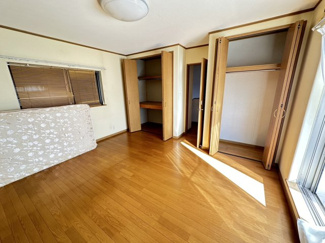 【洋室】 | 八街市文違　中古戸建 | 平成16年7月築リビング約18.7帖カウンター 駐車2台可能（車種制限あり）東南角地 ユニットバス