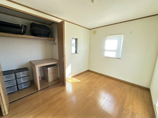 【洋室】 | 八街市文違　中古戸建 | 平成16年7月築リビング約18.7帖カウンター 駐車2台可能（車種制限あり）東南角地 ユニットバス