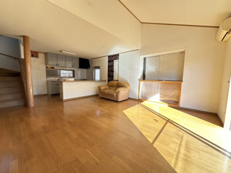 【居間・リビング】 | 八街市文違　中古戸建 | 平成16年7月築リビング約18.7帖カウンター 駐車2台可能（車種制限あり）東南角地 ユニットバス