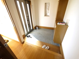 【玄関】 | 八街市文違　中古戸建 | 平成16年7月築リビング約18.7帖カウンター 駐車2台可能（車種制限あり）東南角地 ユニットバス