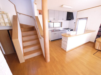 【内装】 | 八街市文違　中古戸建 | 平成16年7月築リビング約18.7帖カウンター 駐車2台可能（車種制限あり）東南角地 ユニットバス