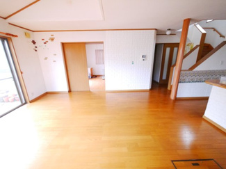 【居間・リビング】 | 八街市文違　中古戸建 | 平成16年7月築リビング約18.7帖カウンター 駐車2台可能（車種制限あり）東南角地 ユニットバス