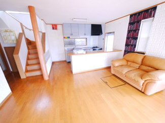 【居間・リビング】 | 八街市文違　中古戸建 | 平成16年7月築リビング約18.7帖カウンター 駐車2台可能（車種制限あり）東南角地 ユニットバス