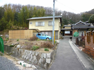 【前面道路含む現地写真】 | 趣ある古民家です。その他南側に木造セメント瓦葺の建物有。