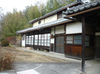 【外観】 | 趣ある古民家です。その他南側に木造セメント瓦葺の建物有。