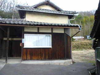 【外観】 | 趣ある古民家です。その他南側に木造セメント瓦葺の建物有。