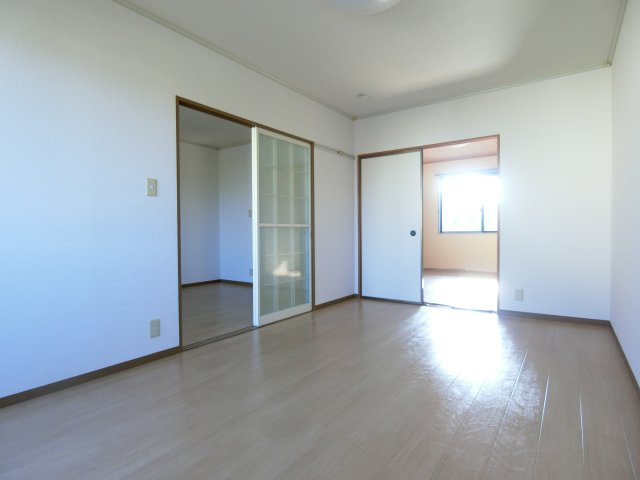 パストラル八田の洋室
