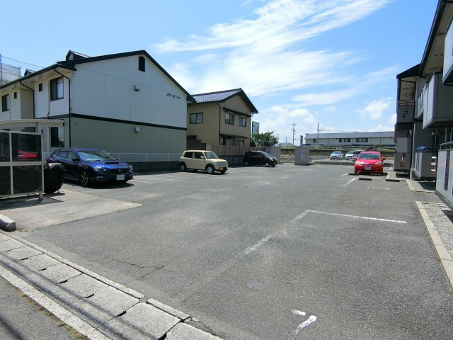 パストラル八田の駐車場