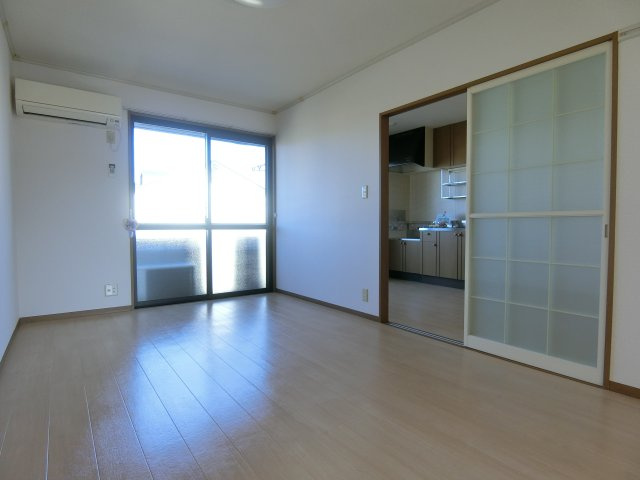 パストラル八田の洋室