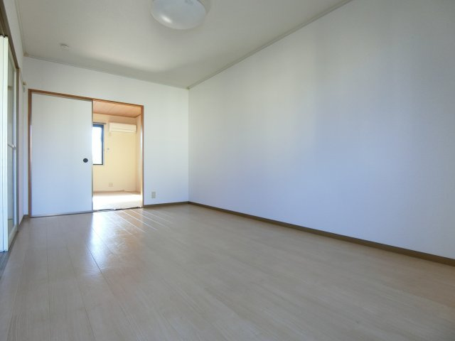 パストラル八田の洋室