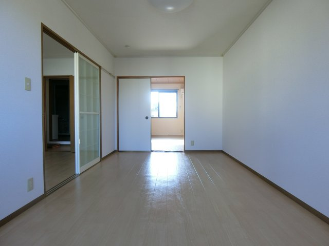 パストラル八田の洋室