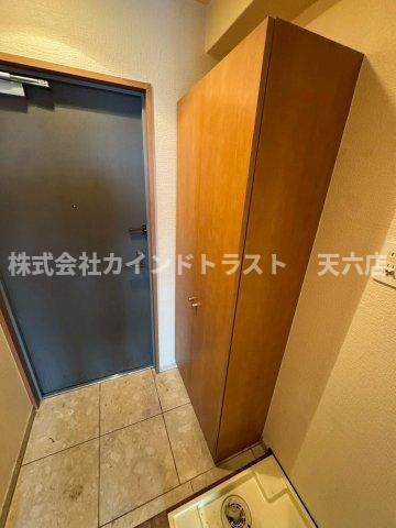 エスティライフ梅田新道の玄関|収納もある玄関です