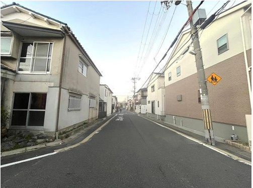 醍醐江奈志町　建築条件付土地の前面道路含む現地写真|東側道路８ｍ！間口は１１ｍ越えとゆったりしています♪