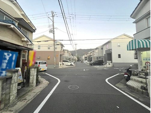 醍醐江奈志町　建築条件無土地の前面道路含む現地写真|南側道路５．９ｍ！前の道も余裕があるので日当たりも良好です♪