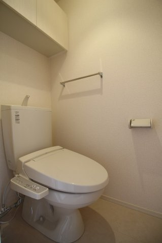 リェス　ソーンツェ　Ｂ棟のトイレ|同施工会社同型反転タイプのお部屋のお写真です