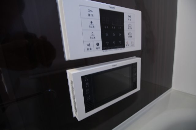 リェス　ソーンツェ　Ｂ棟の設備|給湯器パネルと浴室テレビです