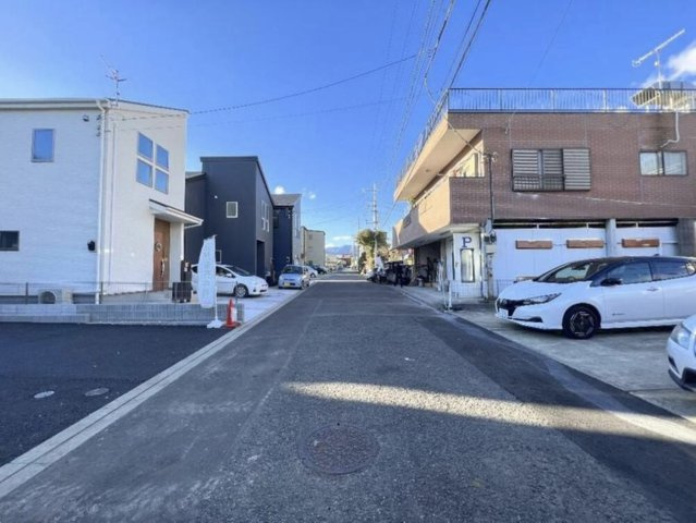 秦野市曽屋　庭が広い新築戸建ての前面道路含む現地写真