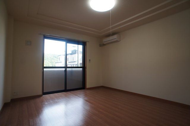 【洋室】 | Relation | 東向きです