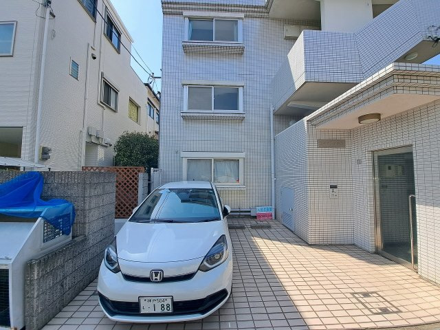 ロイヤル久寿川の駐車場