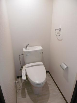 【トイレ】 | エンブレムコート | 落ち着いた色調のトイレです