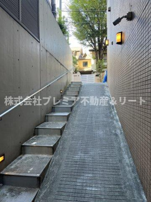 【その他共用部分】 | フォレシティ富ヶ谷 | 駐輪場に通じるスロープです。
