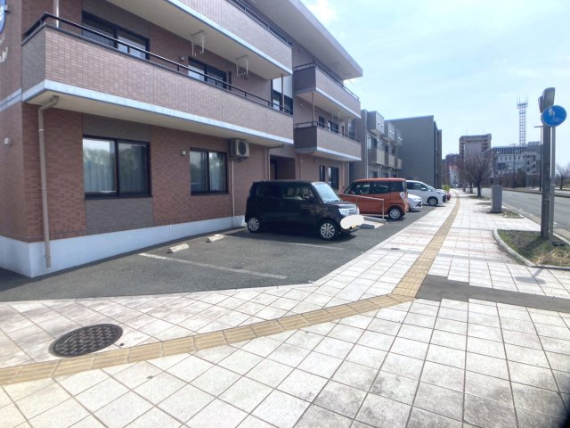 カナル・ジョイン駅西の駐車場