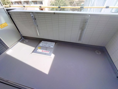 【バルコニー】 | エムライズ兵庫駅前通 | 外からの目が気にならないバルコニーで洗濯物が干せます