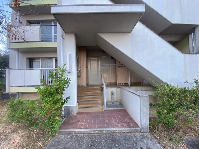 ヴィラナリー千代田2号棟のエントランス