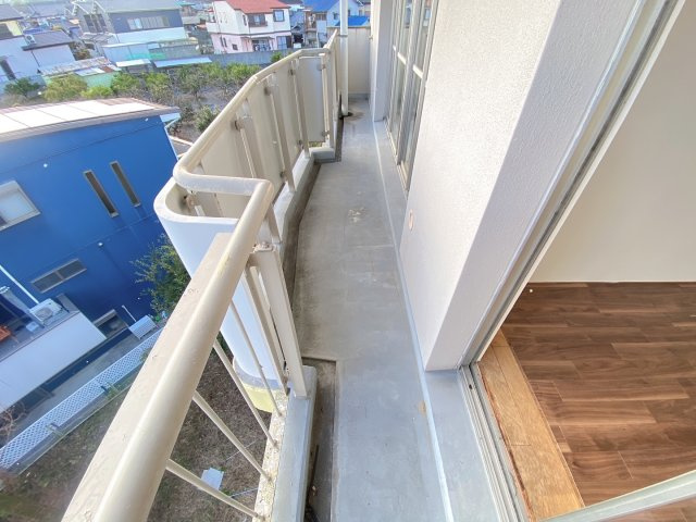 ヴィラナリー千代田2号棟のバルコニー