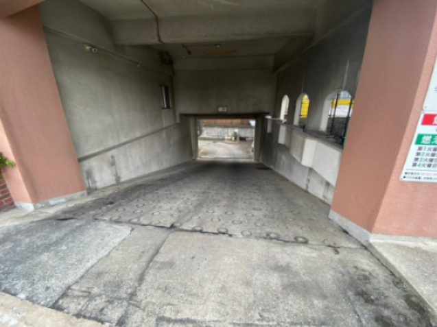 マンション春日原アイリスの駐車場|前面道路から地下駐車場にすぐ入ることができます！※空き状況についてはその都度担当までご確認ください。