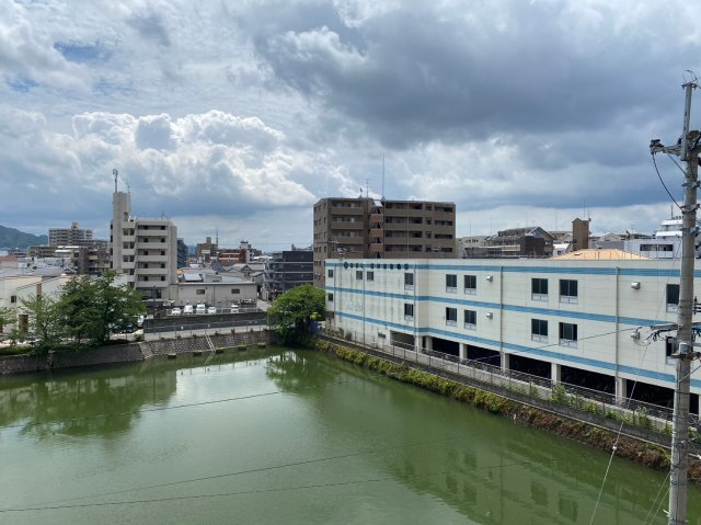 マンション春日原アイリスの展望|マンション正面には池があり、眺望良好です！