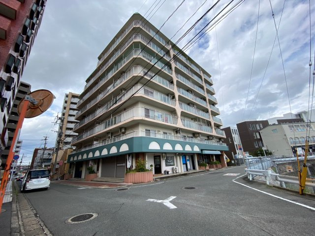 マンション春日原アイリスの外観|前面道路幅員約7ｍで、車の出し入れも楽々ですね！