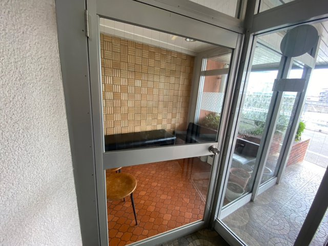 マンション春日原アイリスのエントランス|エントランスには椅子の置いてある集会場があります！