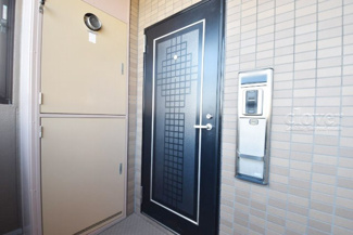 【その他共用部分】 | 皆様をお迎えする、お部屋の玄関ドア。開けやすさや開放角度、ドアノブの操作しやすさや鍵の形状などを、現地で一度ご確認ください。～即日のご見学可能～　お問合せはお気軽にどうぞ。