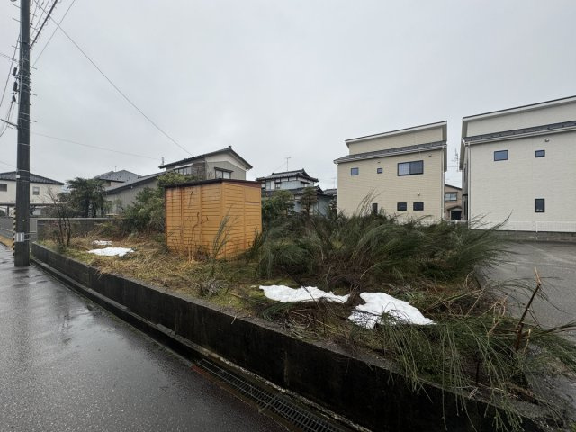 東区粟山3丁目　売地の前面道路含む現地写真