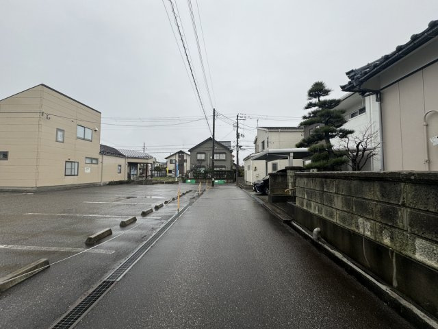 東区粟山3丁目　売地の前面道路含む現地写真|前面道路は閑静な車通りの少ない道路。しっかり舗装もされているので、ベビーカーや自転車で通っても快適に通行できます。