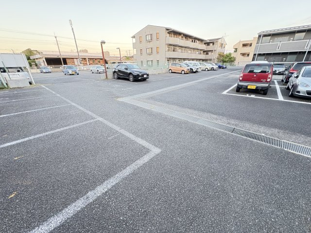 グレイスさつきの駐車場