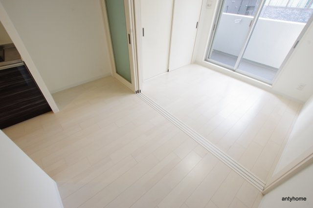 エルシア新大阪の居間・リビング