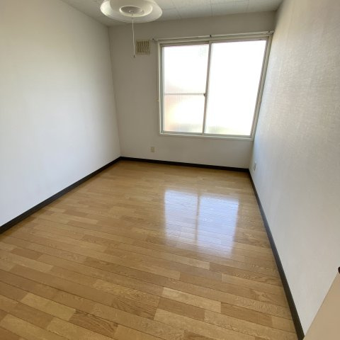 酒巻ハイツ２号棟の洋室|使い勝手のいい洋室です