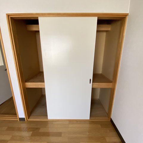 酒巻ハイツ２号棟の収納|便利な収納スペースです