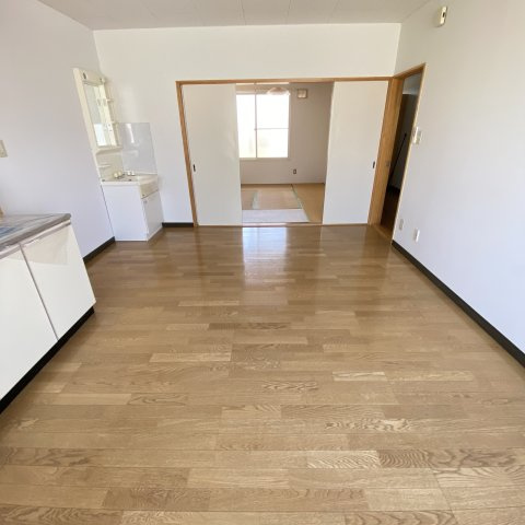 酒巻ハイツ２号棟の居間・リビング|ゆったり過ごせるリビングです