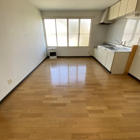 酒巻ハイツ２号棟の居間・リビング|おしゃれな居間です