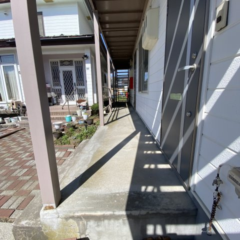 酒巻ハイツ２号棟のエントランス|建物の内部です