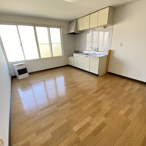 酒巻ハイツ２号棟の居間・リビング|ゆったり過ごせる居間です