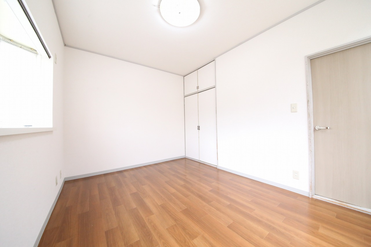 高虫長屋住宅（南側）の洋室|2階東側洋室
（天井と壁の壁紙（クロス）張替え・床のクッションフロア張替え済）