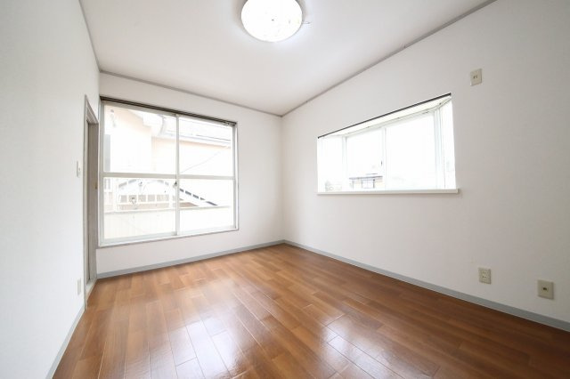 高虫長屋住宅（南側）の洋室|2階東側洋室
（天井と壁の壁紙（クロス）張替え・床のクッションフロア張替え済）